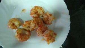 un plato con gambas peladas y fritas