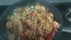 noodles con verduras en juliana y gambas
