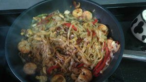 un guiso de pasta con verduras en juliana