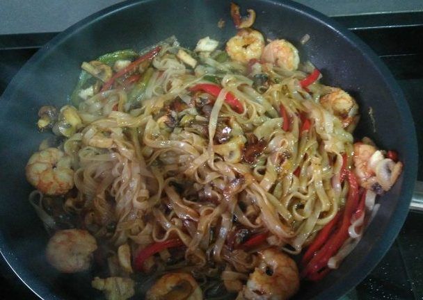 noodles de arroz con verdura y gambas