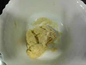 la masa en un bol blanco