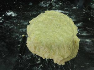 al marbre de la cuina la massa per amassar i elaborar la coca de brioxhe