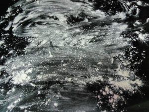 mármol con harina espolvoreada para que no se pegue al amasar