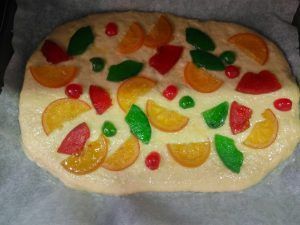 coca de frutas en una bandeja de horno con la fruta confitada encima