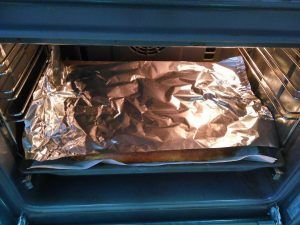 coca de frutas en el horno cubierta con papel de aluminio para que no se tueste demasiado