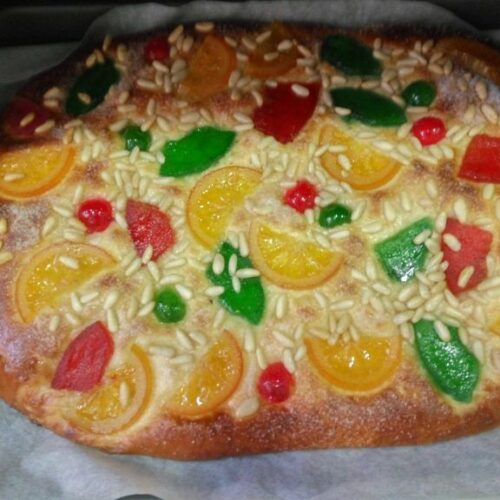 Coca de San Juan de frutas con piñones