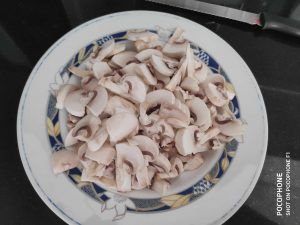 en un plato champiñones laminados
