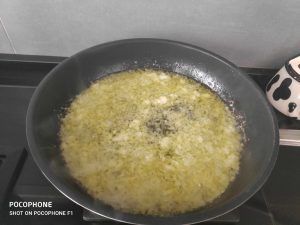 en la cazuela el sofrito de cebolla y ajo