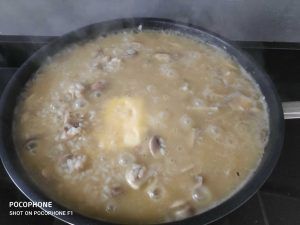la cazuela ya apagado el fuego, con la mantequilla
