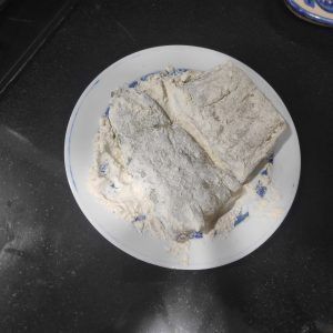 bacalao enharinado en un plato dos lomos