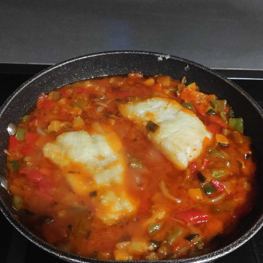 cocinando bacalao en sanfaina
