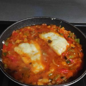 cuinant bacallà a sanfaina