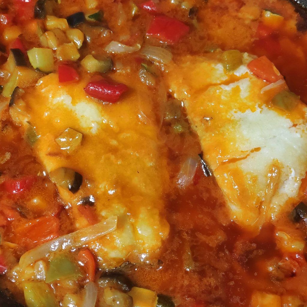 En una cazuela cociéndose bacalao a sanfaina