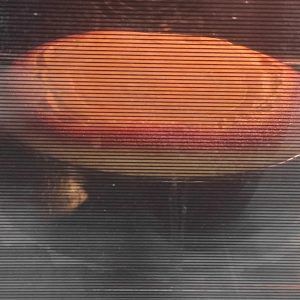 dentro del horno, el pastel de queso cocinándose