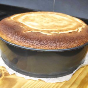 pastel de queso horneado dentro del molde redondo