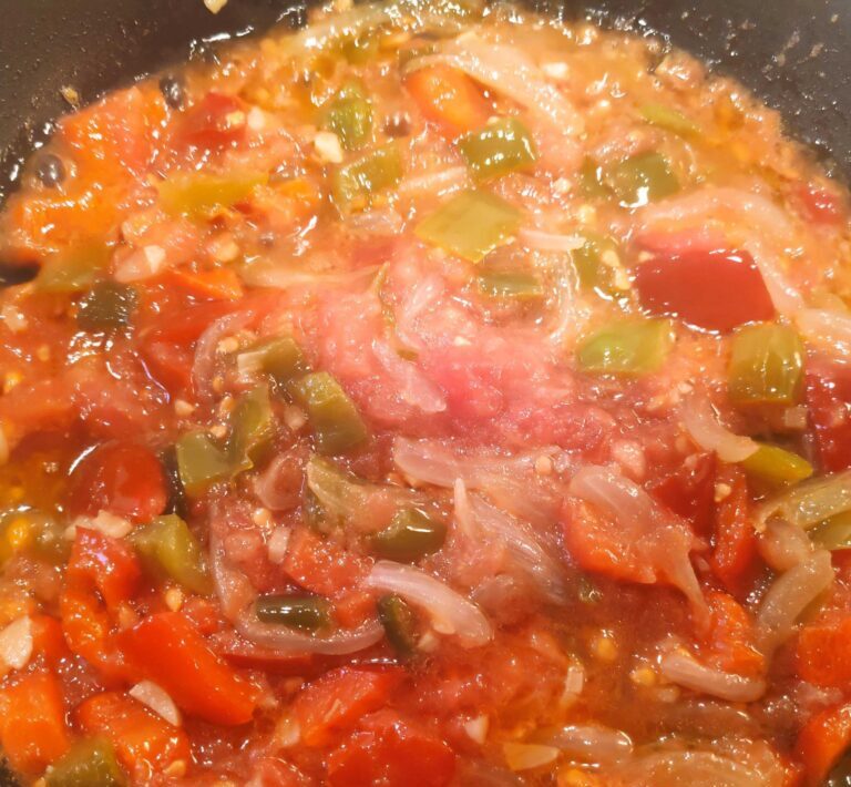 elaborant la salsa, escalfant ceba, alls i pebrots