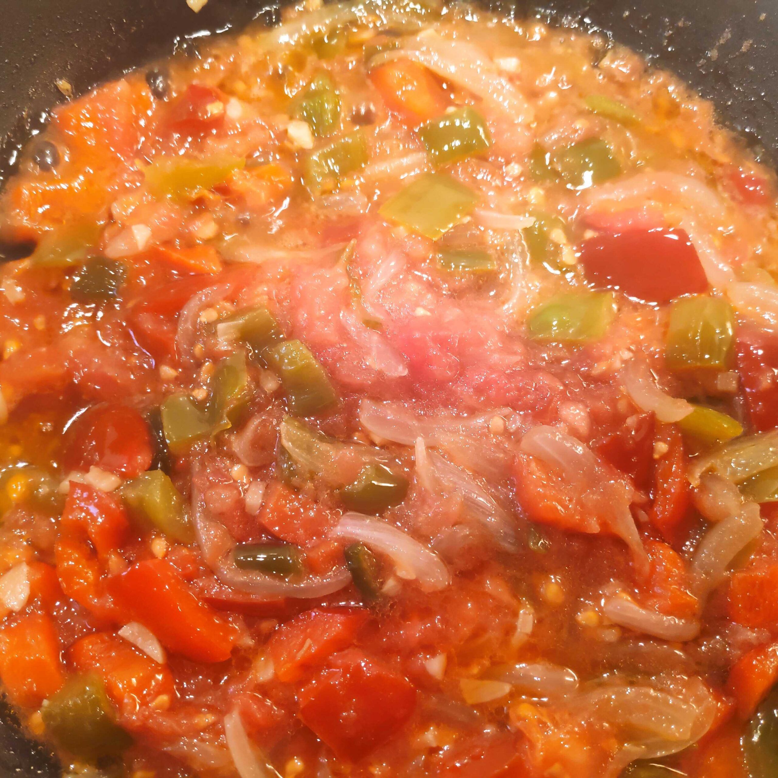elaborando la salsa, pochando cebolla, ajos y pimientos