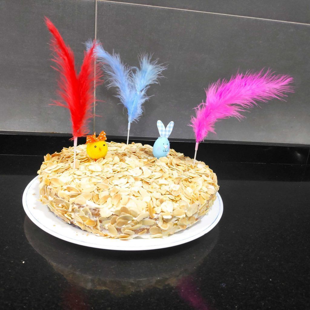 Mona de Pascua Tarta Sara casera con almendras y huevos de chocolate fcrecetas