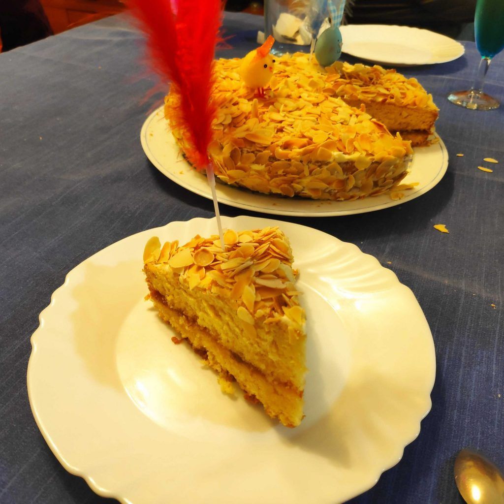 dos platos con la mona de pascua ¨Sara de mantequilla y almendras decoradas con adornos