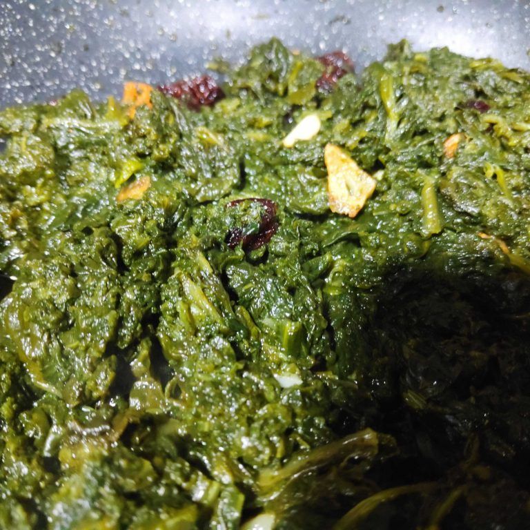 espinacas salteadas con piñones y pasas