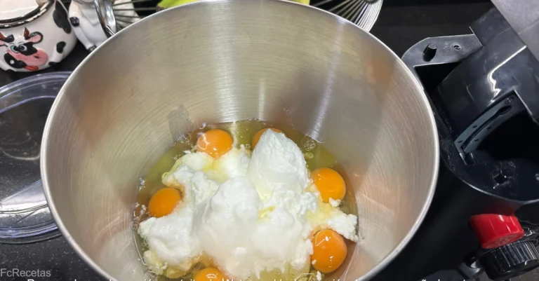 ingredientes en el batidor del pastel de queso cremoso alhorno