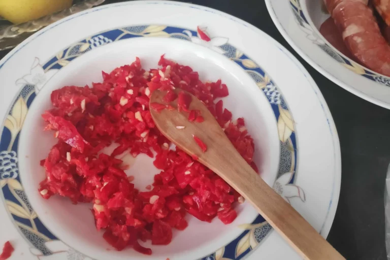 pimiento cortado para reparar el arroz negro