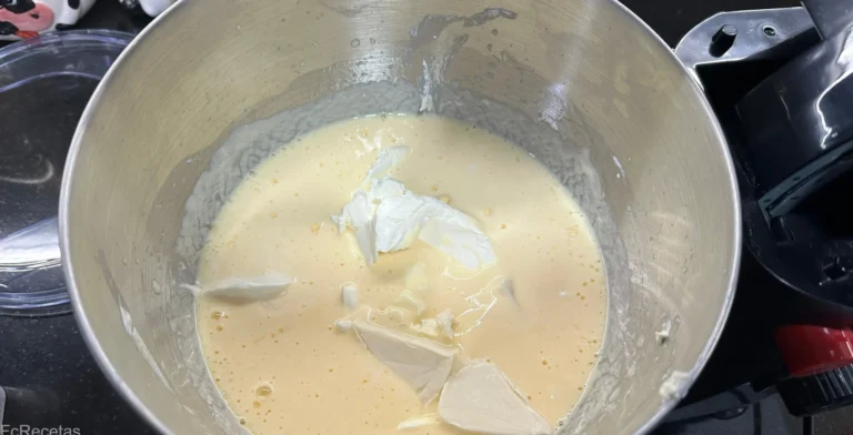 añadido el queso crema al pastel de queso cremoso al horno