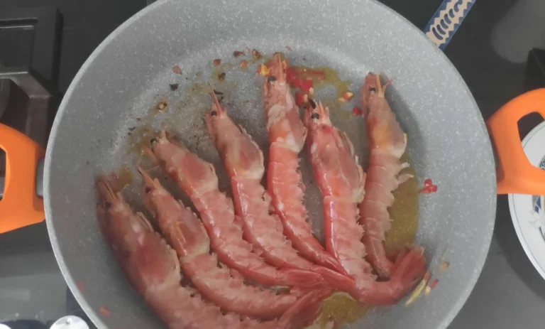 marcando las gambas con aceite