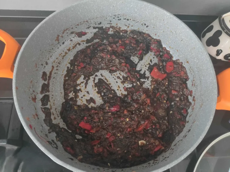 sofrito con tinta añadida paso de la recet de arroz negro