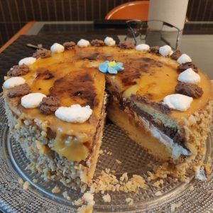 tarta con una porción cortada