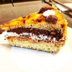 una porción de tarta, se puede ver la trufa y nata