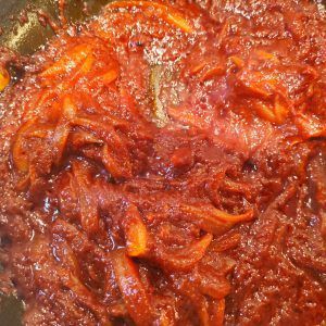 la cazuela cebolla confitada y la pulpa del pimiento choricero