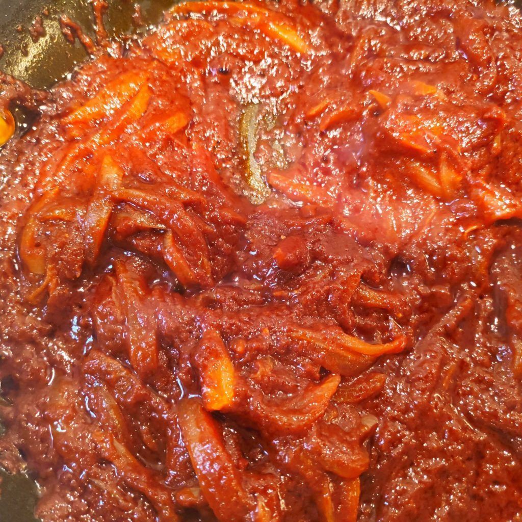 a la cassola cuinant-se la salsa a la biscaïna amb la ceba