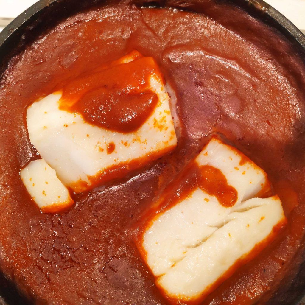 en una cassola bacallà a la biscaïna amb salsa