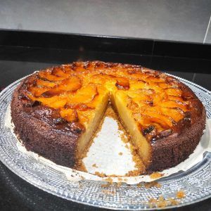 tarta de manzana con una porción cortada
