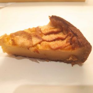 una porción de tarta de manzana