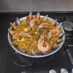 una paellera con arroz de marisco