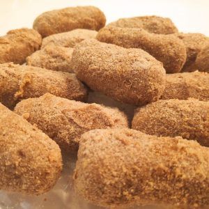 croquetes, moltes en un plat