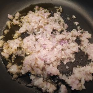 cebolla en la sartén picada pequeña