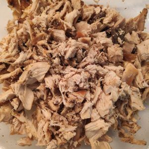 carne de pollo cortada a trozos pequeños