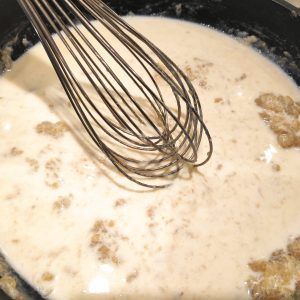 un batidor en la sartén
