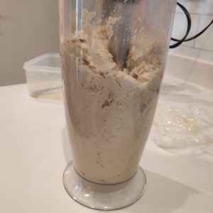 la masa en el recipiente de la batidora