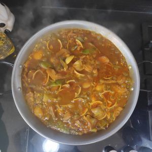paella cocinándose de marisco