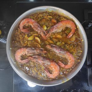 arroz de marisco en su paellera