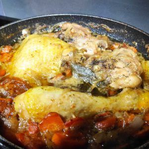 pollo con salsa de cerveza, con cebolla y zanahoria, unos muslos