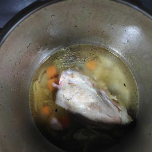 olla cocinando el codillo de cerdo