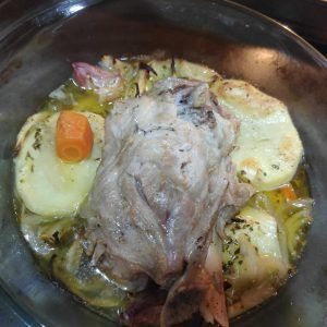 codillo de cerdo al horno con patatas y verduras
