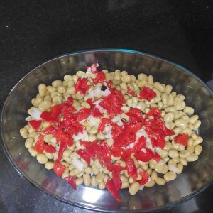 una font amb faves i pebrot de piquillo trossejat