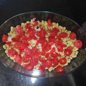 Amanida de faves i tomàquet cherry pas de la preparació
