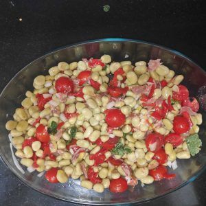 afegit tomàquets, pebrots, menta i pernil a la preparació de l'amanida de favetes